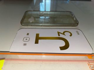 Una Cover Trasparente Per Smartphone Samsung J3
