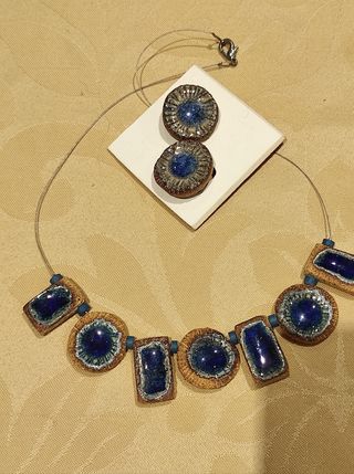 Collar y pendientes de cerámica esmaltada.