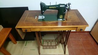 Máquina de coser antigua Refrey