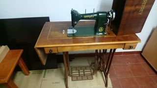 Máquina de coser antigua Refrey