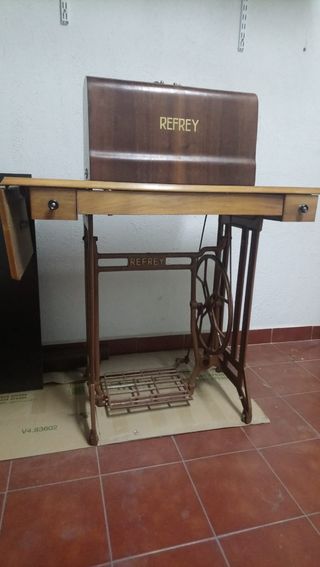 Máquina de coser antigua Refrey