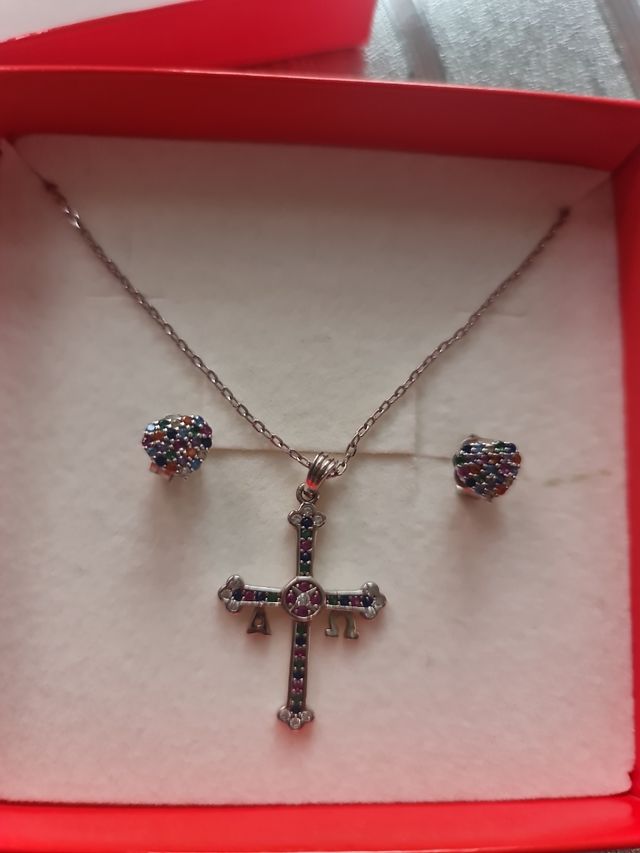 CONJUNTO DE CRUZ Y PENDIENTES