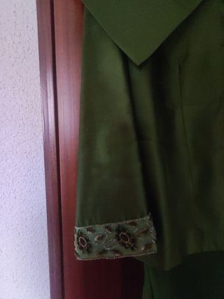 Traje de chaqueta verde, de fiesta. T. 44