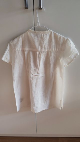 Blusa con encaje color crudo