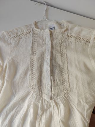 Blusa con encaje color crudo