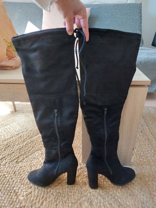 Botas altas negras ante