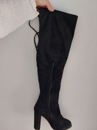Botas altas negras ante