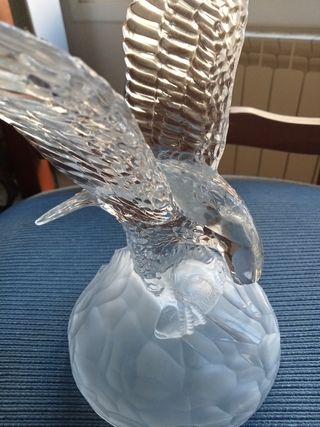 Águila de cristal tallado