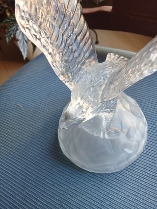 Águila de cristal tallado