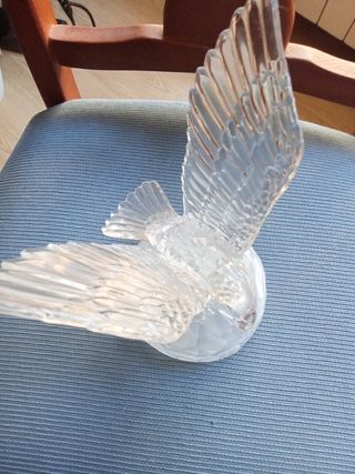 Águila de cristal tallado