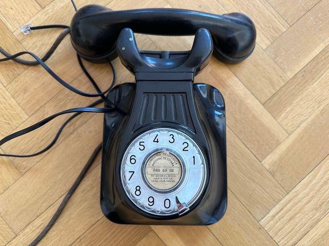 telefono antiguo pared