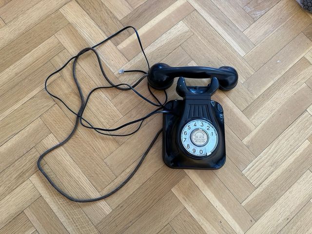 telefono antiguo pared