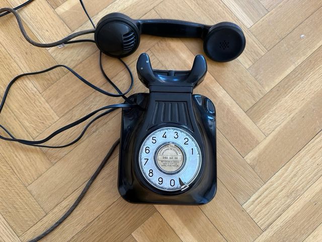 telefono antiguo pared