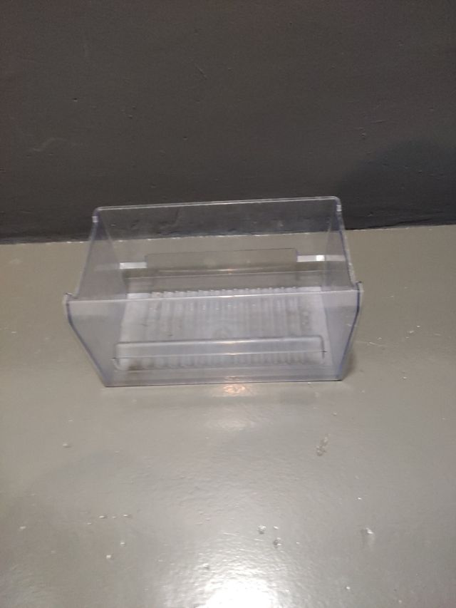Cajón bajo congelador