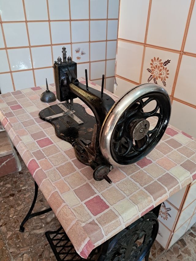 Máquina coser antigua + mueble SINGER