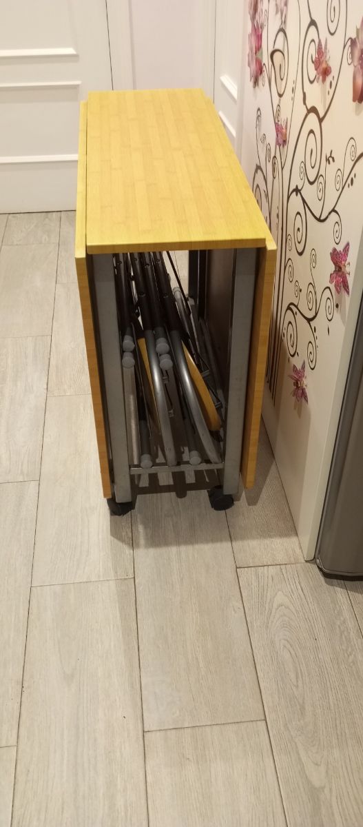 Mesa abatible con sillas