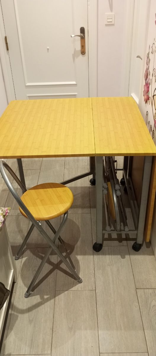 Mesa abatible con sillas