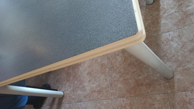 Mesa extensibile y cuatro sillas