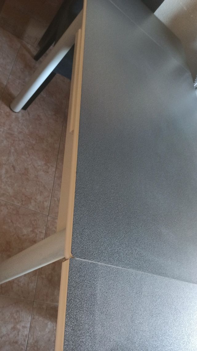 Mesa extensibile y cuatro sillas