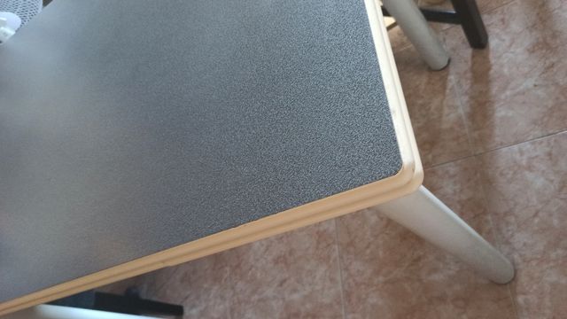 Mesa extensibile y cuatro sillas