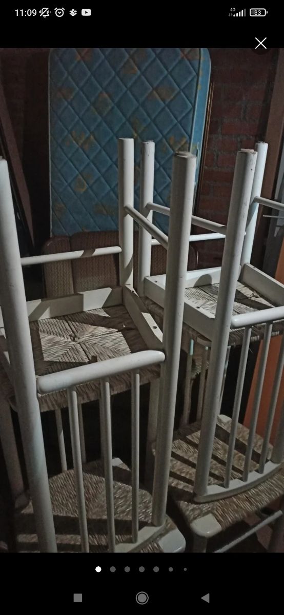 Mesa extensibile y cuatro sillas