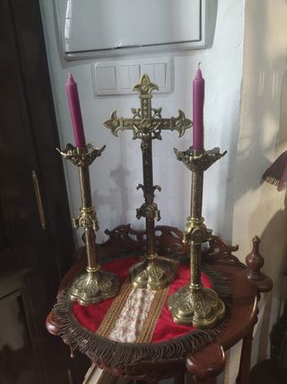 cruz y candelabros de altar 