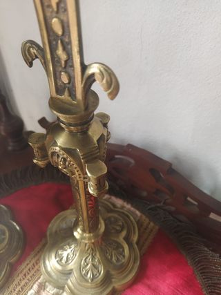 cruz y candelabros de altar 