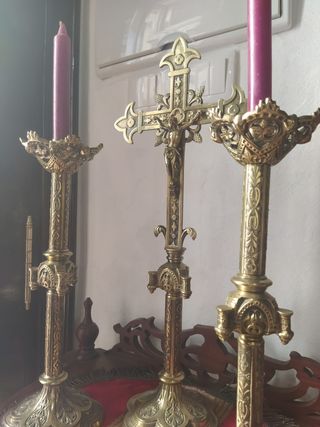 cruz y candelabros de altar 