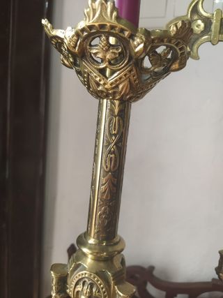 cruz y candelabros de altar 