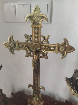 cruz y candelabros de altar 