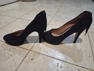 Salones de ante negro con lazo