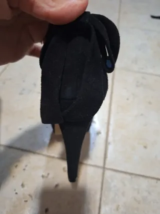 Salones de ante negro con lazo