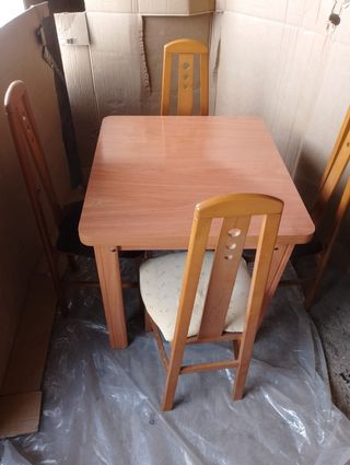 Mesa extensible y 4 sillas