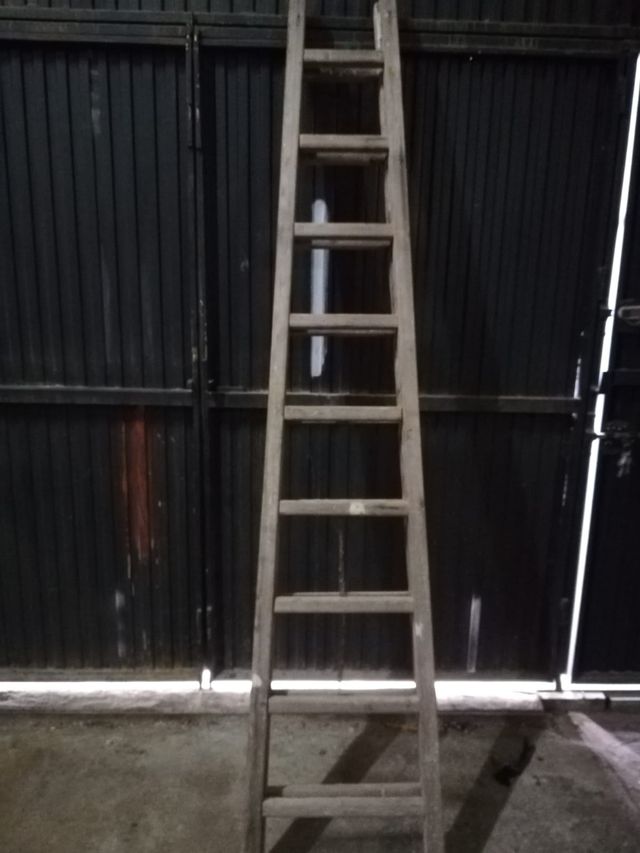 Escalera  cabaletede madera, antigua, vintage