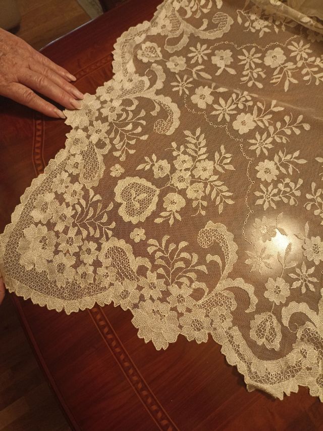 Mantilla bordada a mano. Para bodas