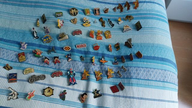 Colección pins 90s