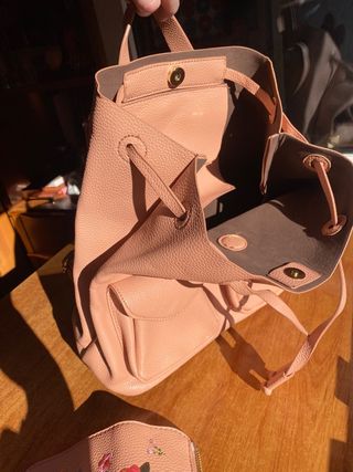 Mochila/bolso rosa con estampado floral.