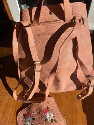 Mochila/bolso rosa con estampado floral.
