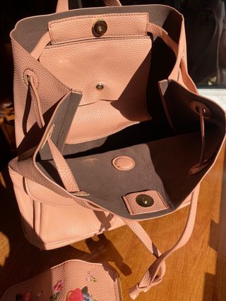 Mochila/bolso rosa con estampado floral.