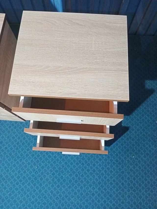 MESITA DE NOCHE CAMBRIAN - NUEVA