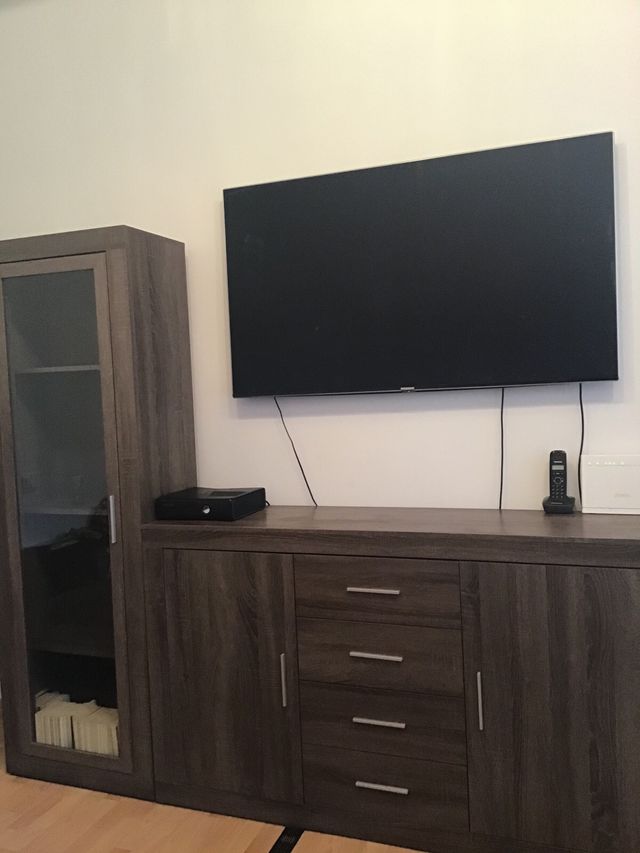 mueble de salón con vitrina