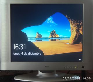 Mini ordenador Acer Aspire X1700 + monitor estéreo