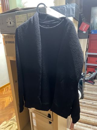 sudadera negra con bufanda añadida 