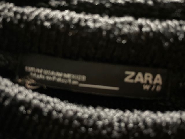 sudadera negra con bufanda añadida