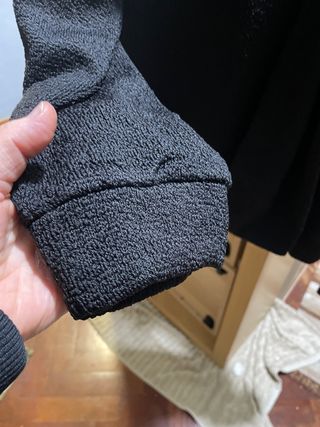 sudadera negra con bufanda añadida 