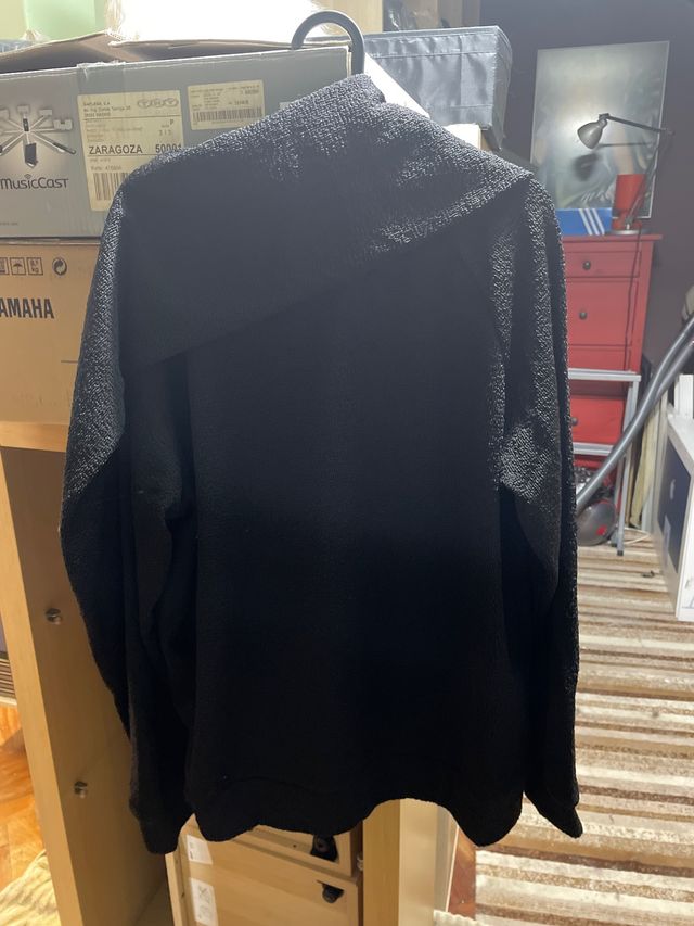 sudadera negra con bufanda añadida