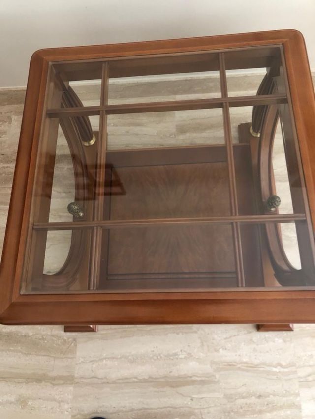 Mesa de madera maciza de comedor.