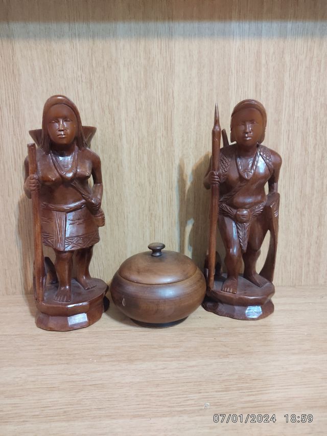 Pareja de tallas figuradas de cazador y cazadora d