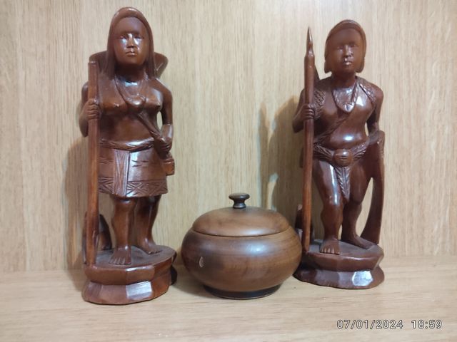 Pareja de tallas figuradas de cazador y cazadora d