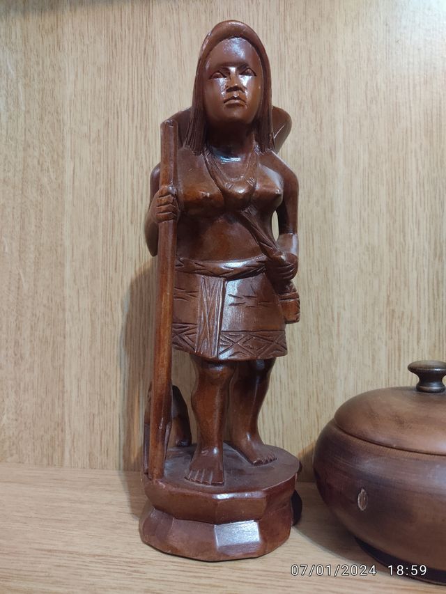 Pareja de tallas figuradas de cazador y cazadora d